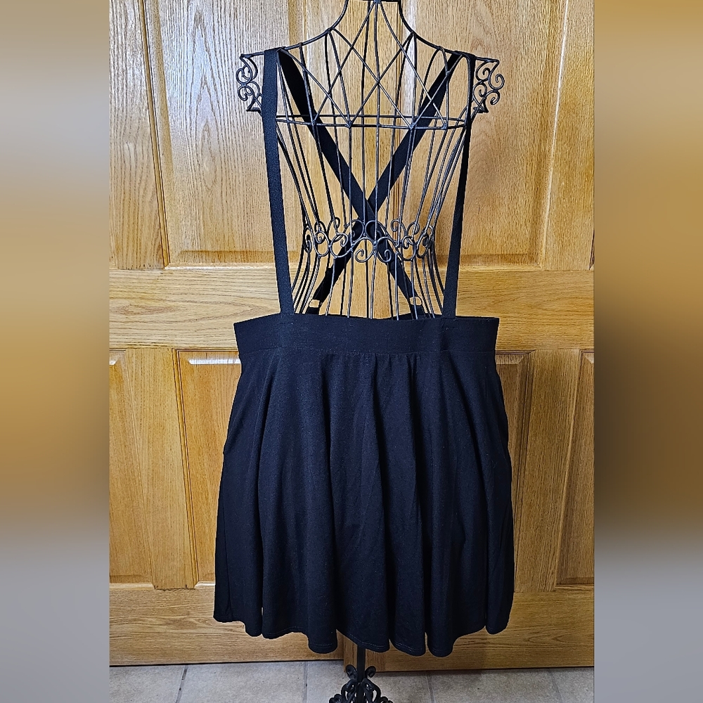 Hot Topic Suspender Skirt with pockets! Black, plus size 3x. NWOT